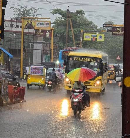 விழுப்புரம் மற்றும் விக்கிரவாண்டி பகுதிகளில் வெளுத்து வாங்கிய கனமழை: மக்களின் இயல்பு வாழ்க்கை பாதிப்பு!
