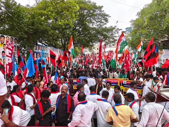 தலைமை தேர்தல் ஆணையரை நீக்கக் கோரி இந்தியா கூட்டணி & தவெக கண்டன ஆர்ப்பாட்டம்: திருமாவளவன், மாணிக்கம் தாகூர் பங்கேற்பு!