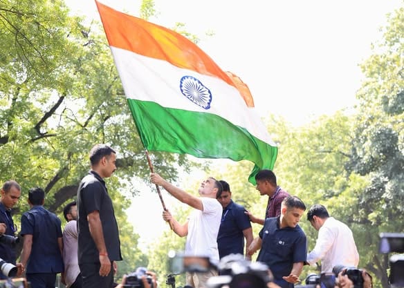 "ஞானேஷ் குமார் பதவி விலக வேண்டும்": தேர்தல் ஆணையத்தை முற்றுகையிட முயன்ற இந்தியா கூட்டணி எம்.பி.க்கள் - டெல்லியில் பரபரப்பு பேரணி!