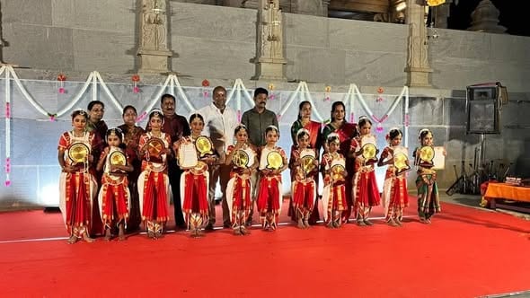 ஆரோவில் ராஜராஜேஸ்வரி ஆலய நவராத்திரி விழா: நாட்டியாலயா மாணவர்களுக்கு எம்.எல்.ஏ கே.எஸ்.பி. ரமேஷ் பரிசளிப்பு
