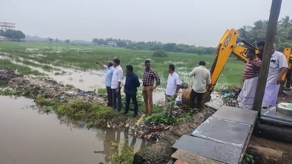 மேலையூரில் மழை பாதிப்புகள் குறித்து சட்டமன்ற உறுப்பினர் நேரில் ஆய்வு!