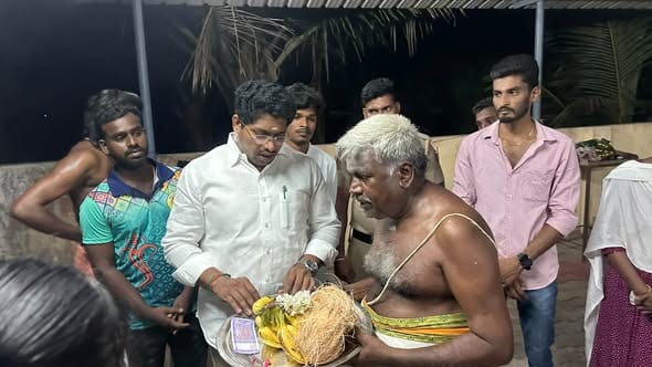 நெடுங்காடு எம்.எல்.ஏ டாக்டர் விக்னேஸ்வரன் பிறந்தநாள்: வரிச்சகுடி சாவடி கோவிலில் சிறப்பு அபிஷேகம்!