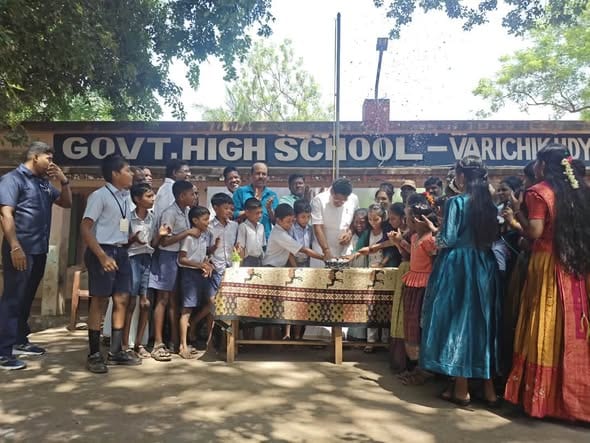 நெடுங்காடு எம்.எல்.ஏ. டாக்டர் விக்னேஸ்வரன் பிறந்தநாள்: வரிச்சிக்குடி அரசுப் பள்ளி மாணவர்களுக்கு நலத்திட்ட உதவிகள்!