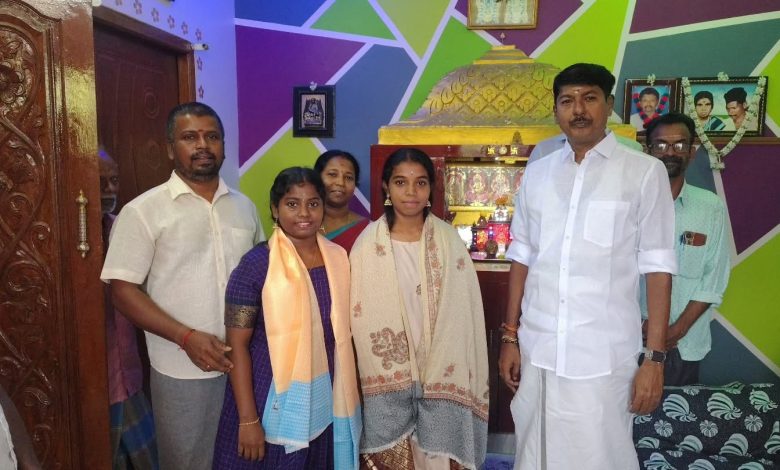 நீட் தேர்வில் வென்று மருத்துவப் படிப்புகளில் சேர்ந்த காரைக்கால் மாணவிகள்: எம்.எல்.ஏ. மீனாட்சிசுந்தரம் நேரில் பாராட்டு!