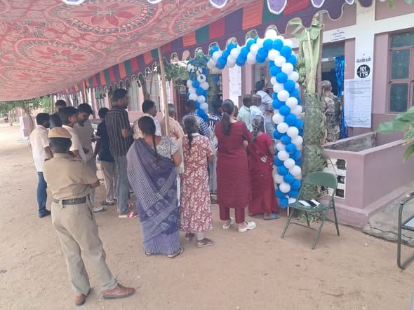 மதுராந்தகம், தாராபுரம் தொகுதி இடைத்தேர்தல்: அமைதியாகவும் விறுவிறுப்பாகவும் நடைபெற்று வரும் வாக்குப்பதிவு - தேர்தல் ஆணையம் தகவல்! - படம் 2