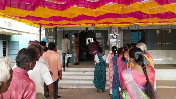 மதுராந்தகம், தாராபுரம் தொகுதி இடைத்தேர்தல்: அமைதியாகவும் விறுவிறுப்பாகவும் நடைபெற்று வரும் வாக்குப்பதிவு - தேர்தல் ஆணையம் தகவல்!