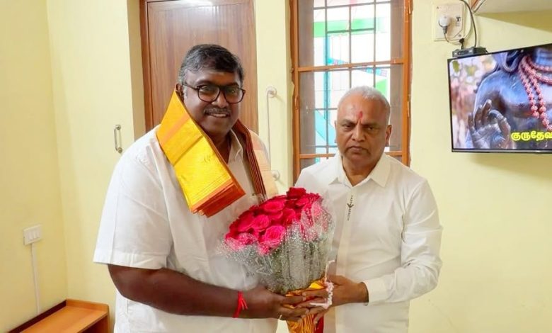 தட்டாஞ்சாவடி எம்.எல்.ஏ அசோக் ஆனந்தை நேரில் சந்தித்து வாழ்த்து தெரிவித்த அமைச்சர் மல்லாடி கிருஷ்ணராவ்!