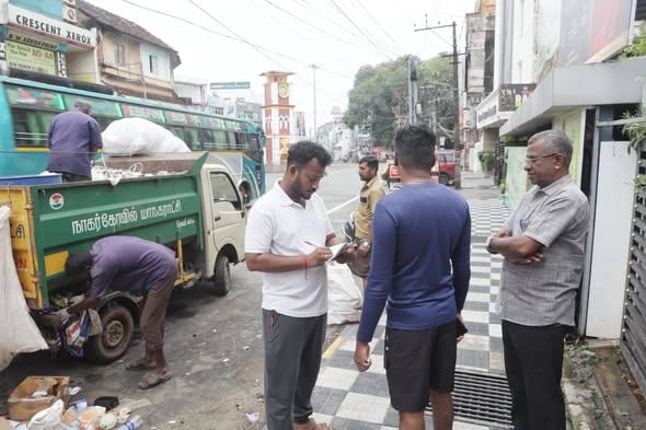 நாகர்கோவில் மணிமேடை பகுதியில் சாலையில் குப்பை கொட்டிய நபருக்கு ரூ.2,000 அபராதம்!