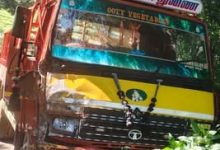 உதகை: எல்லக்கண்டி சாலையில் லாரியும், ஜீப்பும் எதிரெதிரே மோதிக்கொண்ட விபத்தில் ஜீப்பில் பயண