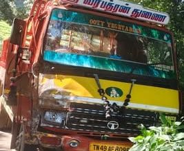 உதகை: எல்லக்கண்டி சாலையில் லாரியும், ஜீப்பும் எதிரெதிரே மோதிக்கொண்ட விபத்தில் ஜீப்பில் பயண