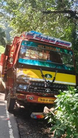 உதகை: எல்லக்கண்டி சாலையில் லாரியும், ஜீப்பும் எதிரெதிரே மோதிக்கொண்ட விபத்தில் ஜீப்பில் பயண