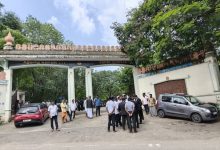 நீதிமன்றம் முன்பு பெண்ணுக்கு சரமாரி அரிவாள் வெட்டு..