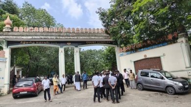 நீதிமன்றம் முன்பு பெண்ணுக்கு சரமாரி அரிவாள் வெட்டு..