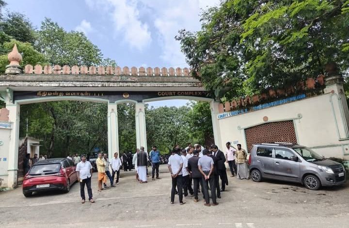 நீதிமன்றம் முன்பு பெண்ணுக்கு சரமாரி அரிவாள் வெட்டு..