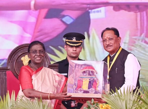 பஸ்தர் தசரா திருவிழா: சத்தீஸ்கர் மாநிலம் ஜக்தல்பூரில் பழங்குடியின மக்கள் விழாவில் குடியரசு