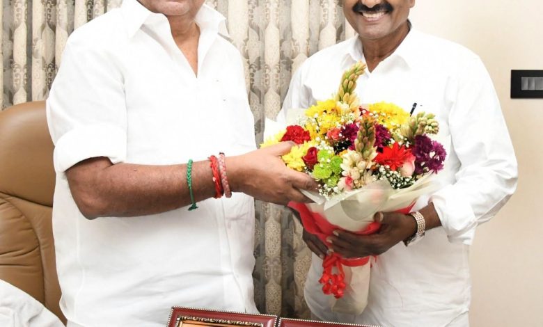 அதிமுக பொதுச்செயலாளர் எடப்பாடி பழனிசாமியை நேரில் சந்தித்து வாழ்த்து பெற்ற புதுச்சேரி மாநில செயலாளர் அன்பழகன்!
