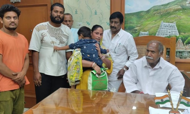 புதுச்சேரி கடற்கரை சாலையில் துருப்பிடித்திருந்த அலங்கார மின் கம்பம் விழுந்து வம்பாகீரப்பாள