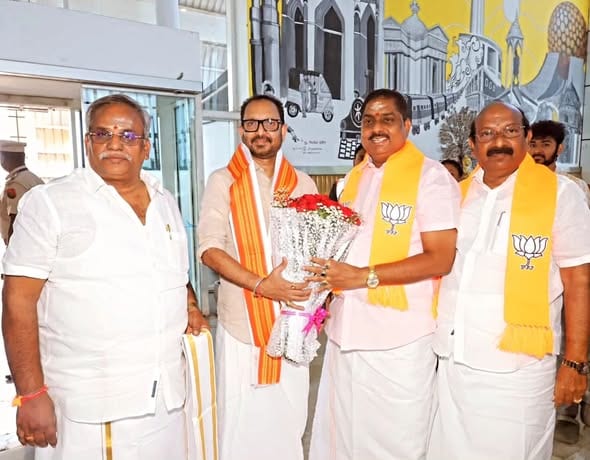புதுச்சேரி வருகை தந்த பாஜக மாநில பொறுப்பாளர் கே.சுரேந்திரனுக்கு விமான நிலையத்தில் உற்சாக வரவேற்பு!