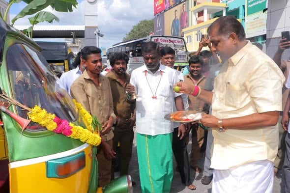 புதுச்சேரி புதிய பேருந்து நிலையத்தில் அமைந்துள்ள நரேந்திர மோடிஜி தலைமை ஆட்டோ ஸ்டாண்டில் இன
