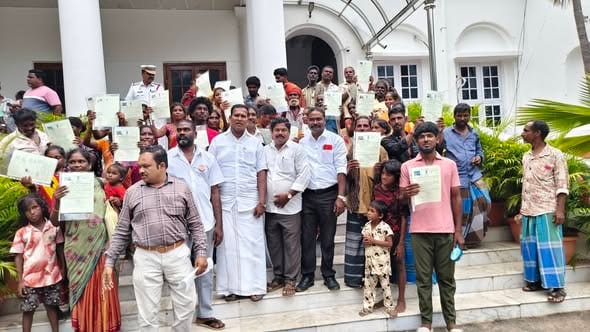 16 ஆண்டுகாலப் போராட்டத்திற்கு வெற்றி: மதகடிப்பட்டு குருவிக்காரர் இன மக்களுக்கு இலவச மனைப் பட்டா வழங்கினார் முதல்வர் ரங்கசாமி!