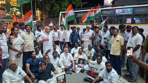டெல்லியில் ராகுல் காந்தி உள்ளிட்ட தலைவர்கள் மீதான தாக்குதலைக் கண்டித்து புதுச்சேரியில் காங்கிரஸ் கட்சியினர் பெருந்திரள் ஆர்ப்பாட்டம்: நாராயணசாமி, வைத்திலிங்கம் உள்ளிட்டோர் கைது!