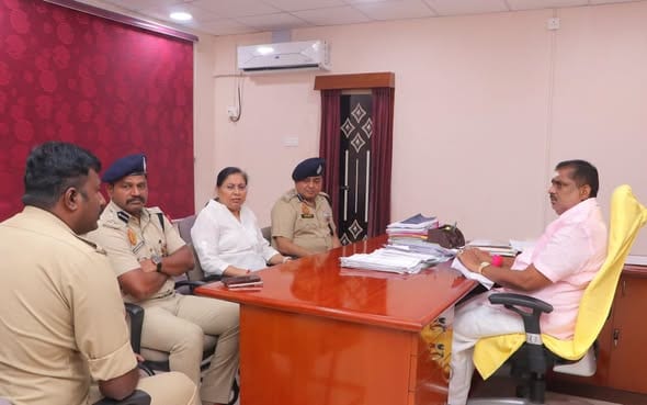 புதுச்சேரியில் சட்டம் - ஒழுங்கு மற்றும் போக்குவரத்து சீரமைப்பு: உள்துறை அமைச்சர் நமச்சிவாயம் தலைமையில் போலீஸ் உயர் அதிகாரிகள் ஆலோசனைக் கூட்டம்! - படம் 2