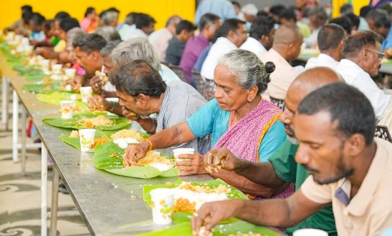 காமராஜ் நகரில் பொதுமக்களுக்கு அசைவ அன்னதானம்: நேரில் பரிமாறிய எம்.எல்.ஏ ஜோஸ் சார்லஸ் மார்ட்டின்