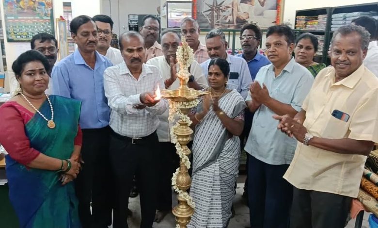 **புதுச்சேரியில் தீபாவளி பஜார் தொடக்கம்: காதி பொருட்களுக்கு 60 சதவீதம் வரை தள்ளுபடி!**