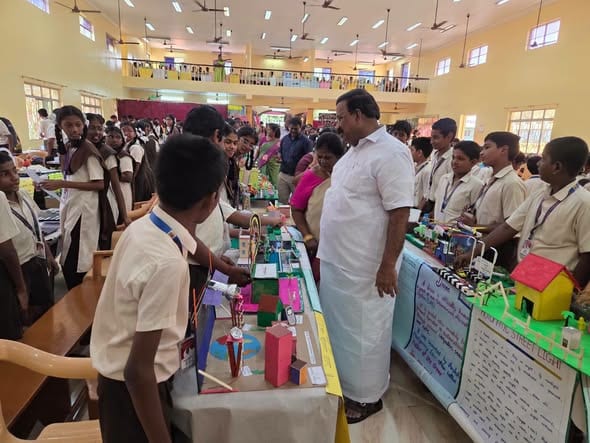 புதுச்சேரி லாஸ்பேட்டை விவேகானந்தா மேல்நிலைப் பள்ளியில் அறிவியல் கண்காட்சி: மாநிலங்களவை உறுப்பினர் எஸ். செல்வ கணபதி தொடங்கி வைத்தார்!