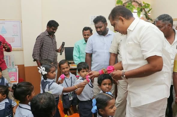 பிரதமர் நரேந்திர மோடியின் பிறந்தநாள் விழா: மணவெளி அரசுப் பள்ளியில் அமைச்சர் நமச்சிவாயம் தலைமையில் மாணவர்களுக்கு பரிசளிப்பு!