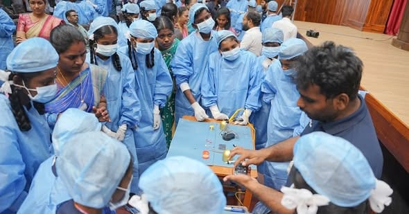 புதுச்சேரி அரசுப் பள்ளி மாணவர்களுக்கு விண்வெளி தொழில்நுட்பப் பயிற்சி: ‘மிஷன் ரூமி ட்வின் – 2026’ முகாமில் 748 மாணவ-மாணவியர் பங்கேற்பு!