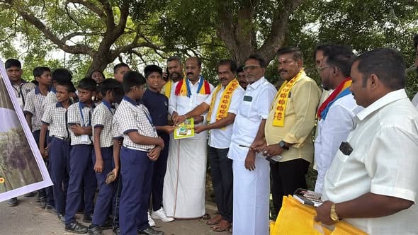 ஊசுடு தொகுதியில் அன்புமணி ராமதாஸ் பிறந்தநாள் விழா: மாணவிகளுக்கு நோட்டுப் புத்தகம் வழங்கி பனை விதைகளை நட்ட பாமகவினர்!