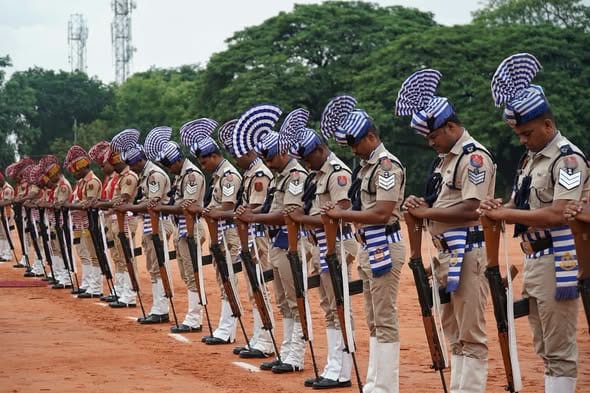 நாடு முழுவதும் பணியின் போது உயிர்களை தியாகம் செய்த காவலர்களுக்கு