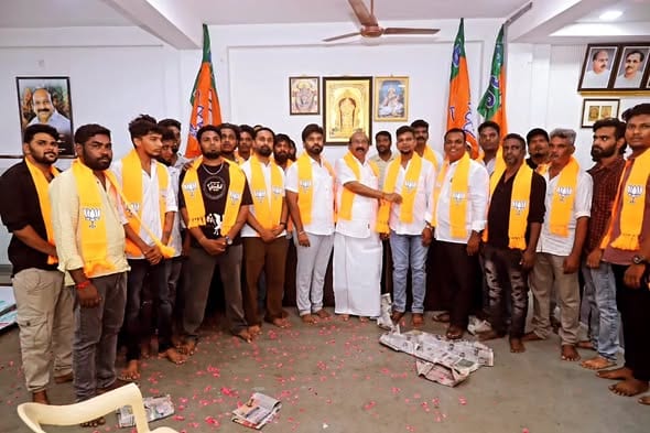 புதுச்சேரி ராஜ்பவன் தொகுதி குறிச்சிக்குப்பத்தை சேர்ந்த 50-க்கும் மேற்பட்ட இளைஞர்கள் பாஜகவில் இணைந்தனர்: வி.பி.ராமலிங்கம் வரவேற்பு!