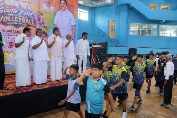புதுச்சேரி ராஜீவ் காந்தி உள்விளையாட்டு அரங்கத்தில், சிறுவர் மற்றும் சிறுமியர்களுக்கான "தெற