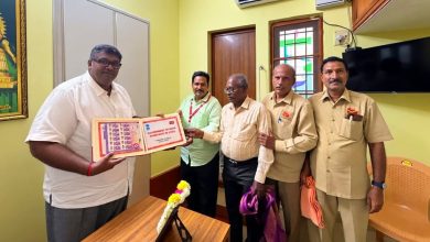 தட்டாஞ்சாவடி தொகுதி எம்.எல்.ஏ. அசோக் ஆனந்த் உருவம் பொறித்த சிறப்புத் தபால் தலை வெளியீடு: தபால் துறை தொழிற்சங்கத்தினர் நேரில் வாழ்த்து!