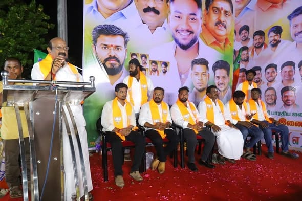 புதுச்சேரி பாஜகவில் திரளாக இணைந்த டி.வி. நகர் இளைஞர்கள்: வி.பி.ராமலிங்கம் முன்னிலையில் நலத்திட்ட உதவிகள் வழங்கல்!
