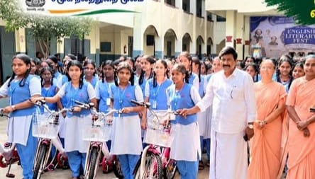 புதுச்சேரி இமாகுலேட் பள்ளியில் 381 மாணவிகளுக்கு இலவச மிதிவண்டி: எம்.எல்.ஏ அன்பழகன் வழங்கினார்!