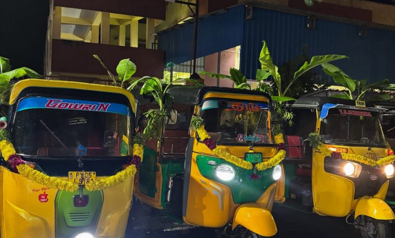 puducherry வில்லியனூர் ஆட்டோ ஓட்டுனர்களின் ஆயுத பூஜை கொண்டாட்டம்