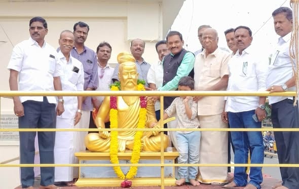 புதுவைத் தமிழ்ச் சங்கத்தில் நிறுவப்பட்டுள்ள அய்யன் திருவள்ளுவர் சிலைக்கு மாலை அணிவித்து கு