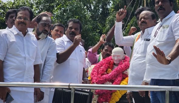 காந்தி, சாஸ்திரி ஜெயந்தி மற்றும் காமராஜர் நினைவு நாள்: கிண்டியில் செல்வப்பெருந்தகை மரியாதை