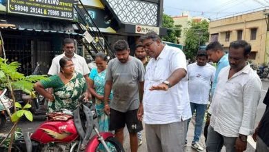தட்டாஞ்சாவடி தொகுதியில் மழைநீர் தேங்குவதைத் தடுக்க வாய்க்கால்களை ஆய்வு செய்த MLA அசோக் ஆனந