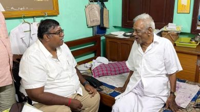 தட்டாஞ்சாவடி எம்.எல்.ஏ அசோக் ஆனந்த், முன்னாள் சபாநாயகர் சபாபதி (எ) கோதண்டராமனிடம் நேரில் வாழ்த்துப் பெற்றார்!