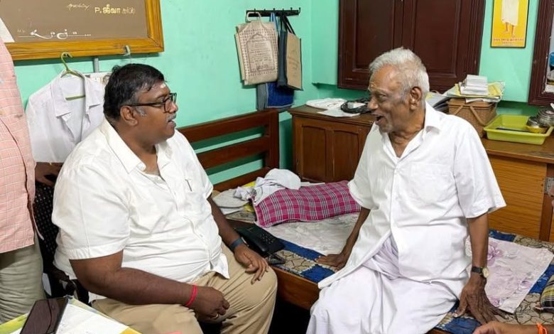 தட்டாஞ்சாவடி எம்.எல்.ஏ அசோக் ஆனந்த், முன்னாள் சபாநாயகர் சபாபதி (எ) கோதண்டராமனிடம் நேரில் வாழ்த்துப் பெற்றார்!