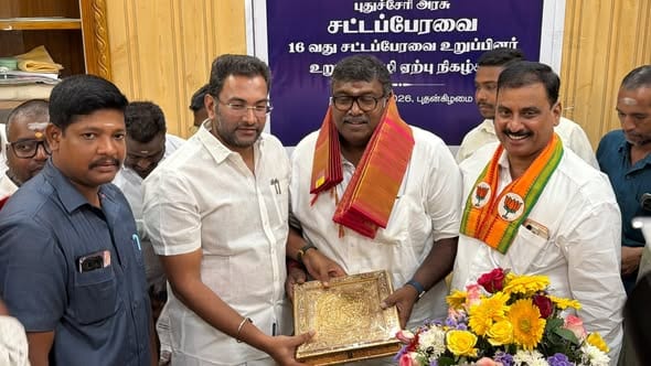 தட்டாஞ்சாவடி தொகுதி எம்.எல்.ஏ-வாக அசோக் ஆனந்த் பதவியேற்பு: முதலமைச்சர் ரங்கசாமி, சபாநாயகர் நேரில் வாழ்த்து! - படம் 2
