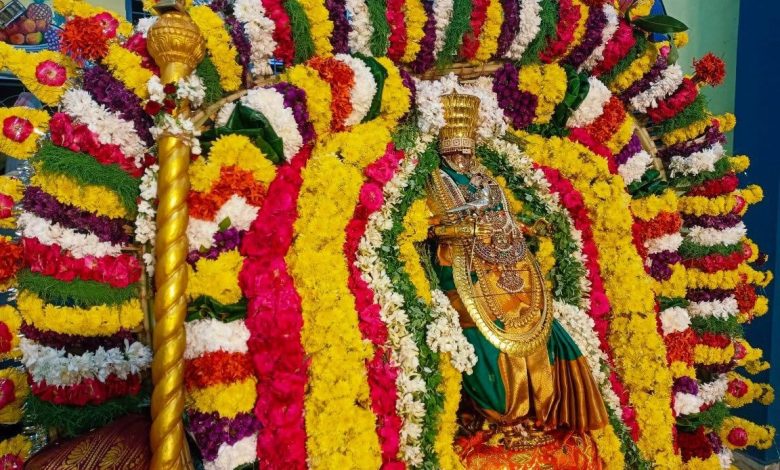 திருவண்ணாமலை மீனாட்சி சுந்தரேஸ்வரர் கோயிலில் விஜயதசமி லட்சார்ச்சனை: வண்ண மலர் அலங்காரத்தில் அம்பாள் வீதி உலா!