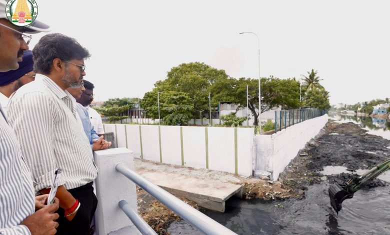 வியாசர்பாடி கேப்டன் காட்டன் கால்வாயில் தீவிர வெள்ளத் தடுப்புப் பணிகள்: முதல்வர் ச.ஜோசப் விஜய் நேரில் ஆய்வு!