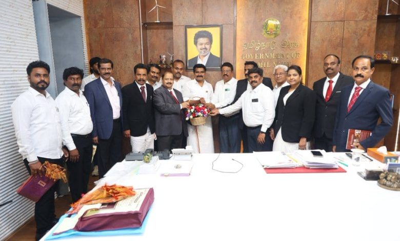 வழக்கறிஞர்கள் பாதுகாப்பு சட்ட மசோதா வரைவு: சட்டத்துறை அமைச்சரிடம் தமிழ்நாடு - புதுச்சேரி வழக்கறிஞர்கள் கூட்டமைப்பு நேரில் சமர்ப்பிப்பு!