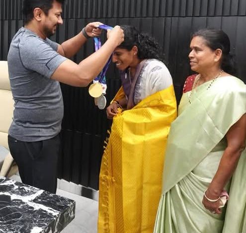 தடகளத்தில் வரலாற்றுச் சாதனை: வீராங்கனை வித்யா ராம்ராஜுக்கு அமைச்சர் உதயநிதி ஸ்டாலின் பாராட்டு!